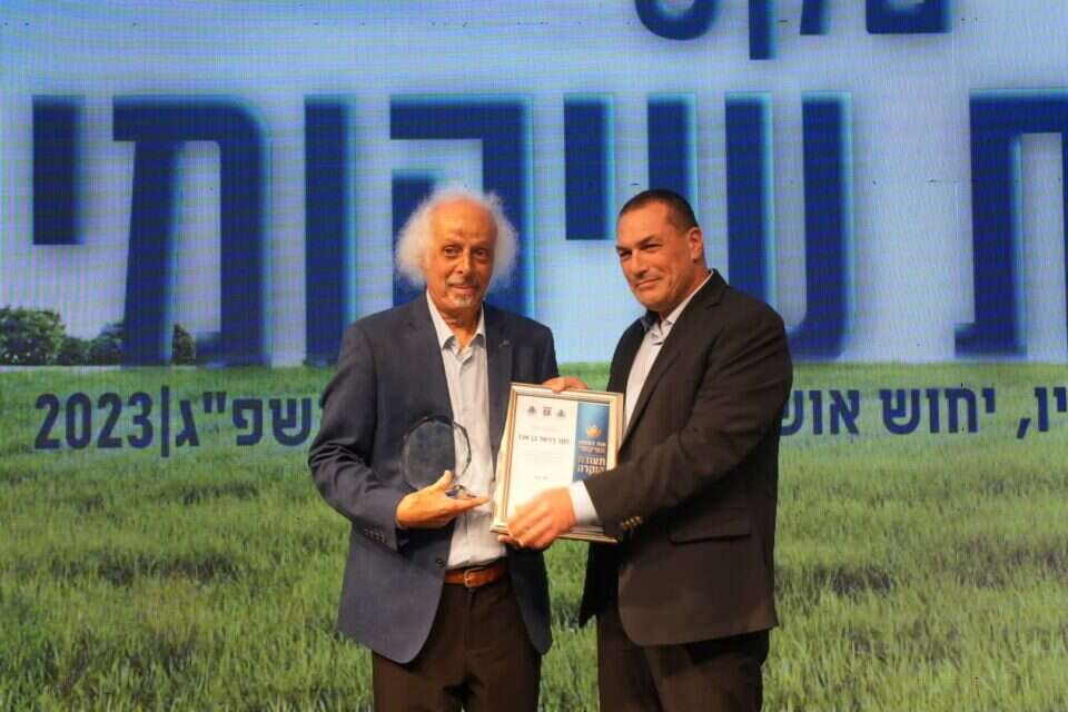 דני בן אבו מקבל את האות ממנכ"ל משרד הביטחון אייל זמיר , אסף גולן
