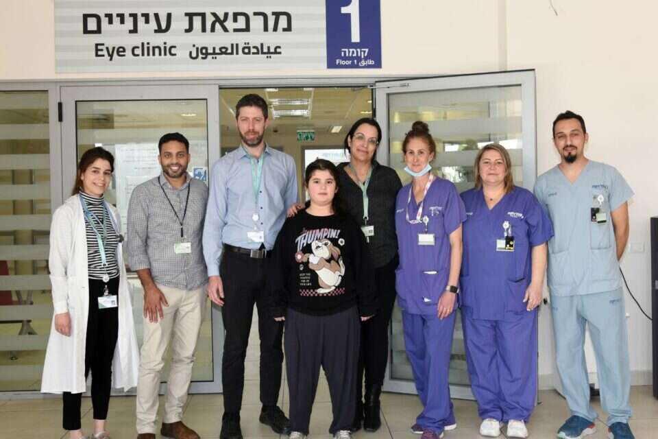 הילדה והרופאה יחד עם הצוות , דוברות סורוקה המרכז הרפואי אוניברסיטאי