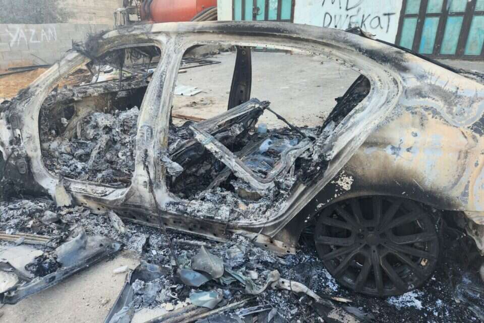 רכב שהוצת על ידי מתיישבים בכפר ערבי (ארכיון) , ללא
