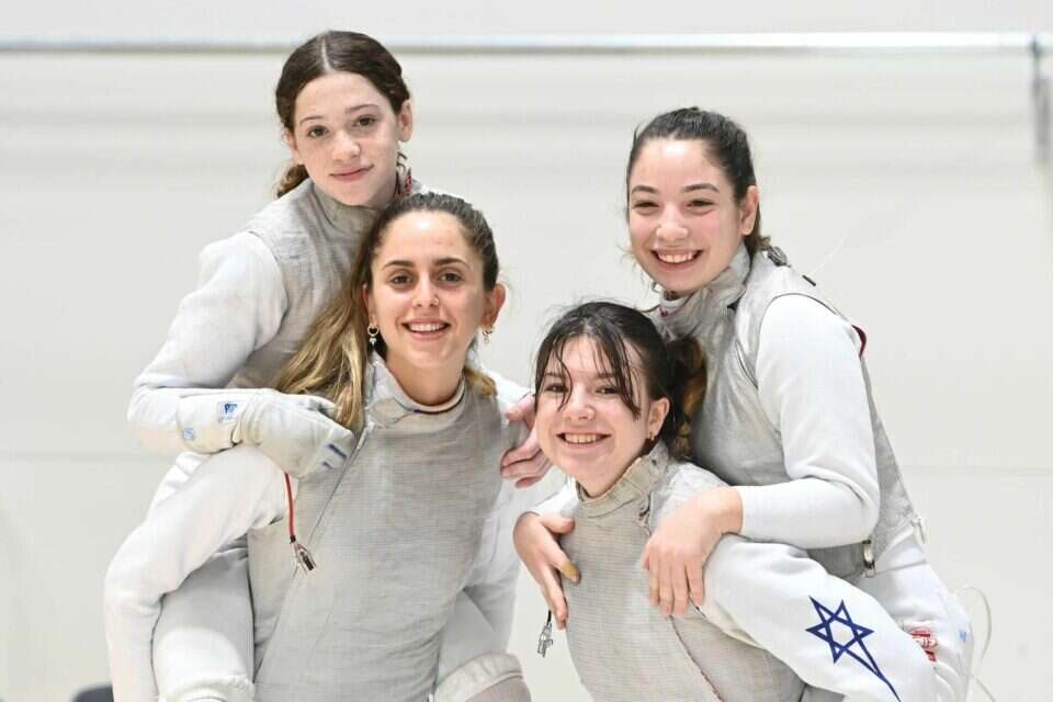 מדליית כסף לנבחרת הנערות בסייף באליפות אירופה   , Team Bizzi