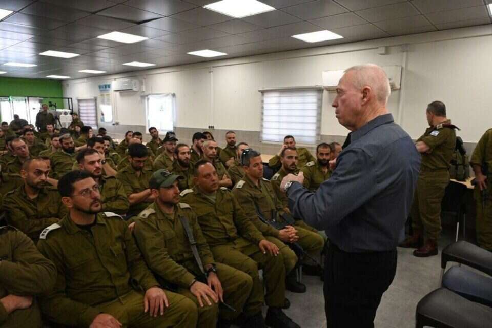 גלנט עם לוחמי המילואים , אריאל חרמוני, משרד הביטחון