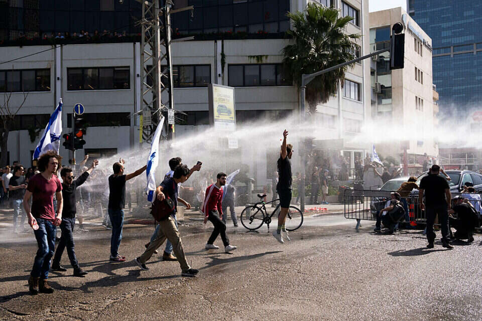 מכת"זית מתיזה לעבר מפגינים , אי.פי