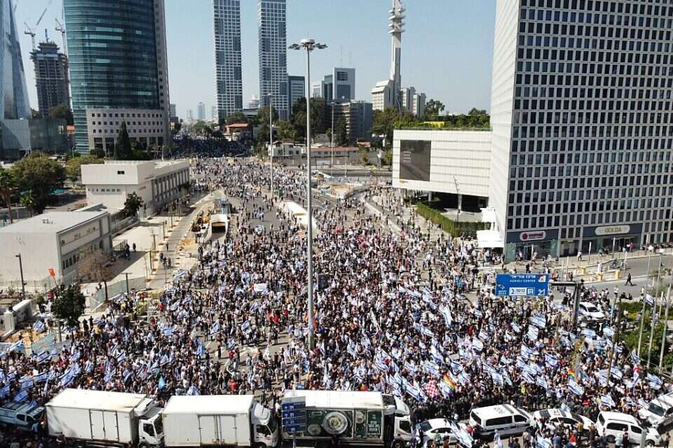 נתיבי איילון נחסמים על ידי מפגינים , אי.אף.פי