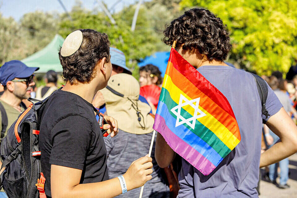 נער חובש כיפה במצעד הגאווה בירושלים. "המטרה היא לחסוך סבל מהנערים ולמנוע אובדנות" ,
