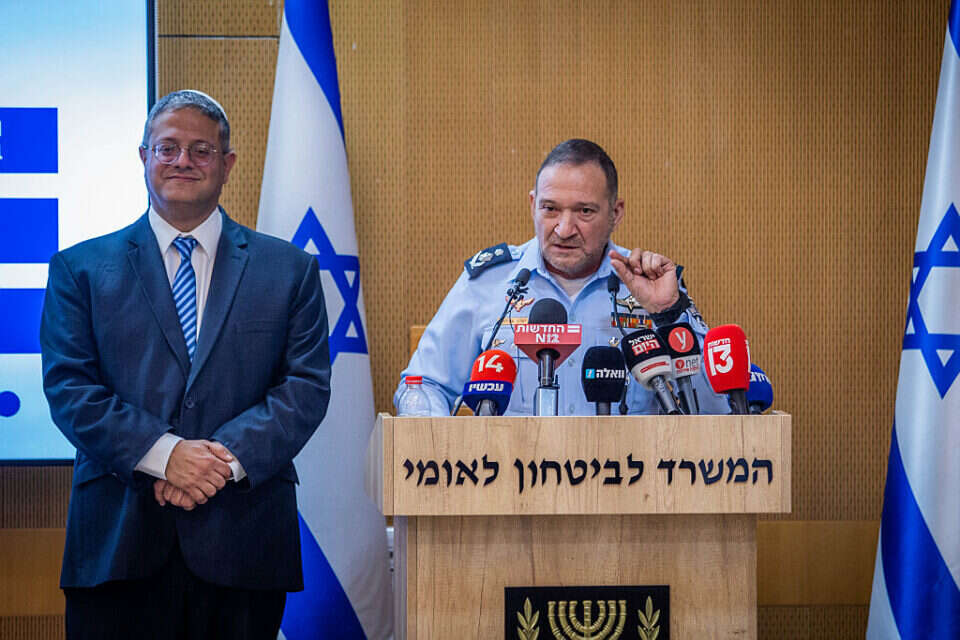 שבתאי מגבה את השוטרים בהפגנות: