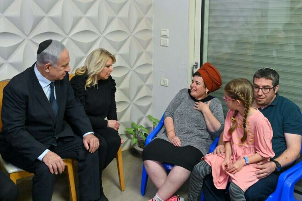 נתניהו בניחום אבלים אצל משפחת יניב , קובי גדעון, לע"מ