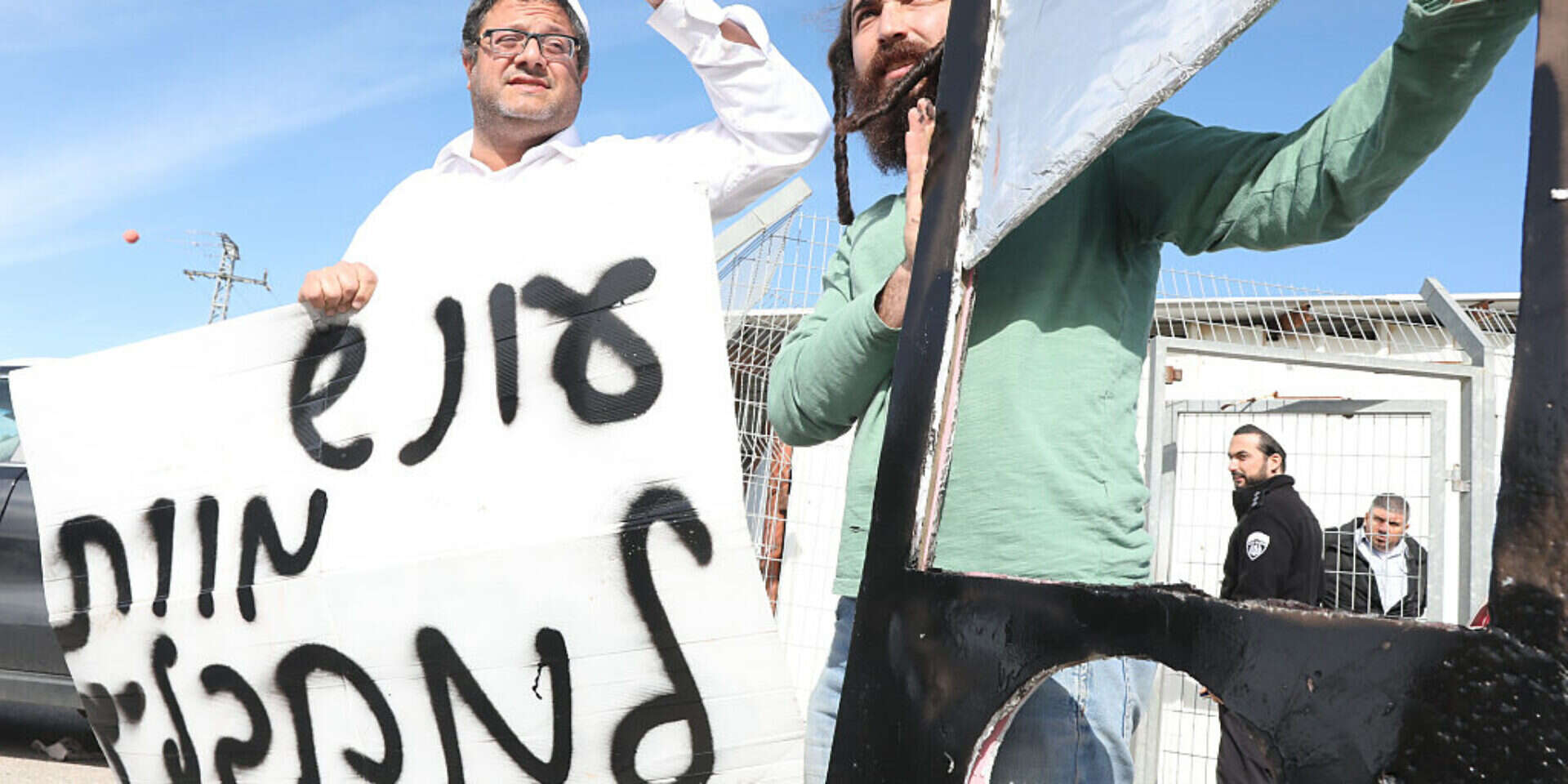 איתמר בן גביר (משמאל) מפגין בעד עונש מוות למחבלים מול מחנה עופר בשנת 2017 , צחי מרים