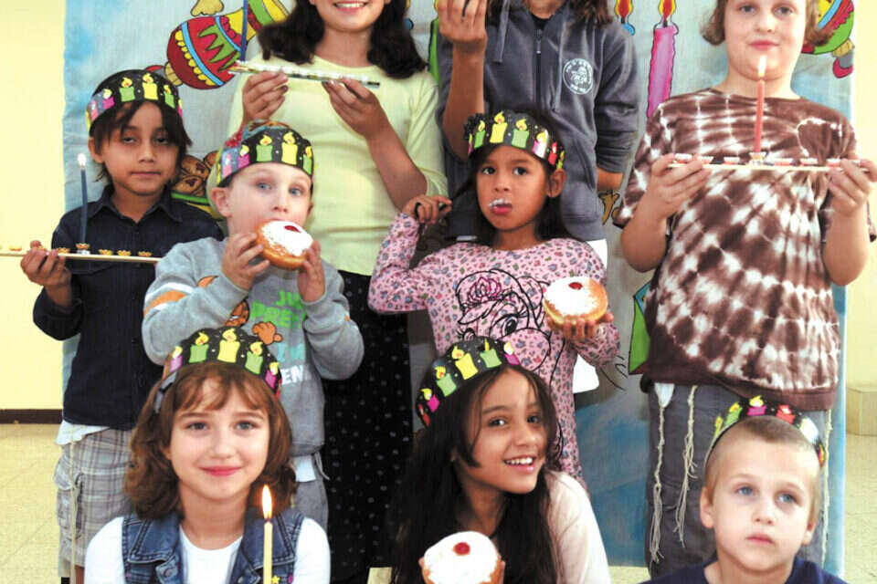 ילדי מרכז "יעלים" מתכוננים לחג // צילום: דודו גרינשפן // ילדי מרכז "יעלים" מתכוננים לחג ,