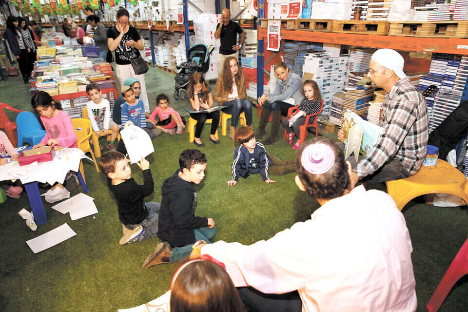 שעת סיפור עם גיל קופטש בחנוכה שעבר // צילום: יח"צ // שעת סיפור עם גיל קופטש בחנוכה שעבר ,