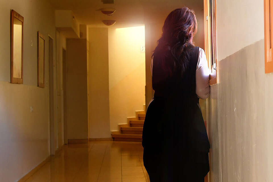 הסוף לאלימות במשפחה? הוועדה לביטחון לאומי מקדמת שימוש ב"מכשיר שמציל חיים"