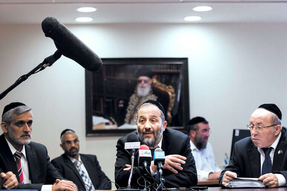 איפה יצמחו כיסי ההתנגדות? ישיבת סיעת ש"ס בכנסת; מימין: יו"ר הסיעה אברהם מיכאלי, אריה דרעי ואלי ישי // צילום: דודי ועקנין // איפה יצמחו כיסי ההתנגדות? ישיבת סיעת ש"ס בכנסת; מימין: יו"ר הסיעה אברהם מיכאלי, אריה דרעי ואלי ישי  , 
