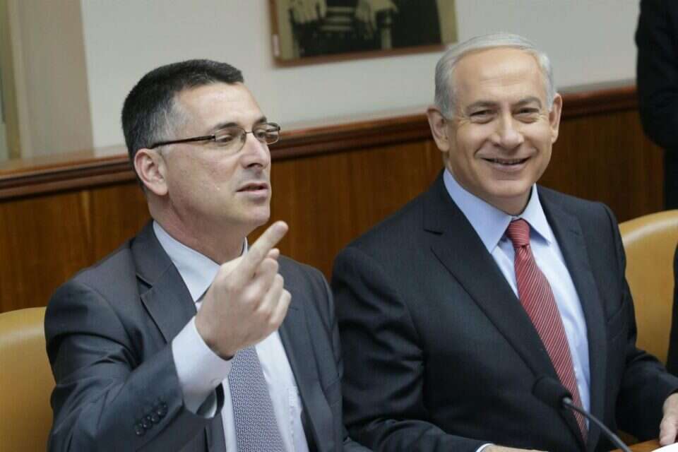 נתניהו וסער // צילום: אלכס קולומויסקי // ראש הממשלה והשר לשעבר. נערכים לבחירות כלליות , .