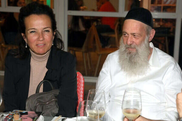 מרעיפה עליו אהבה. צופית גרנט ושולי רנד , גדעון מרקוביץ