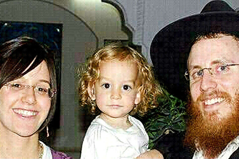 הרב שארף עם אשתו מירה ז"ל ואחד מילדיהם // הרב שארף עם אשתו מירה ז"ל ואחד מילדיהם ,