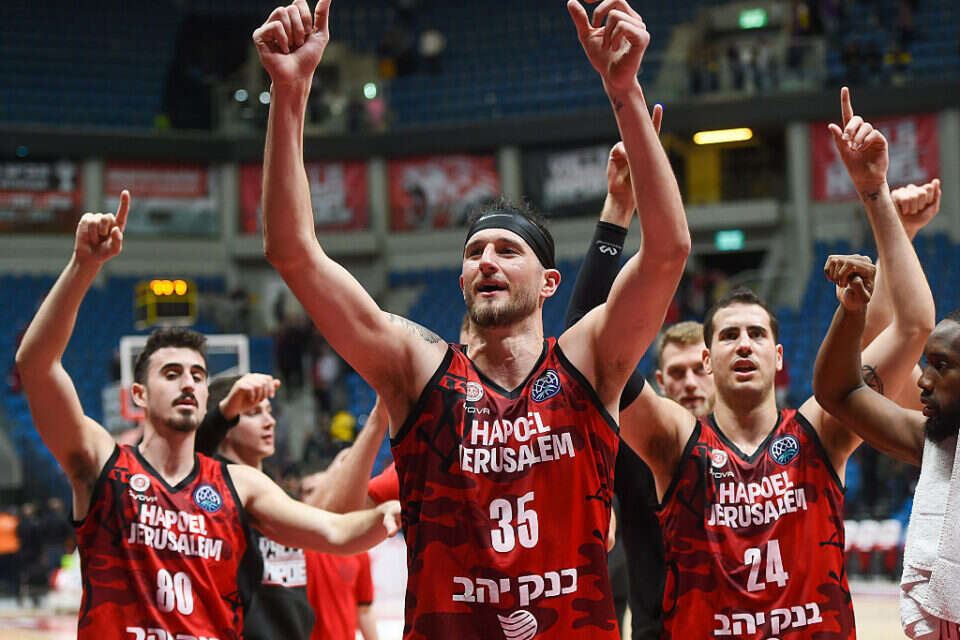 הפועל ירושלים חוגגת בארנה על חשבון הפועל חולון , ברני ארדוב
