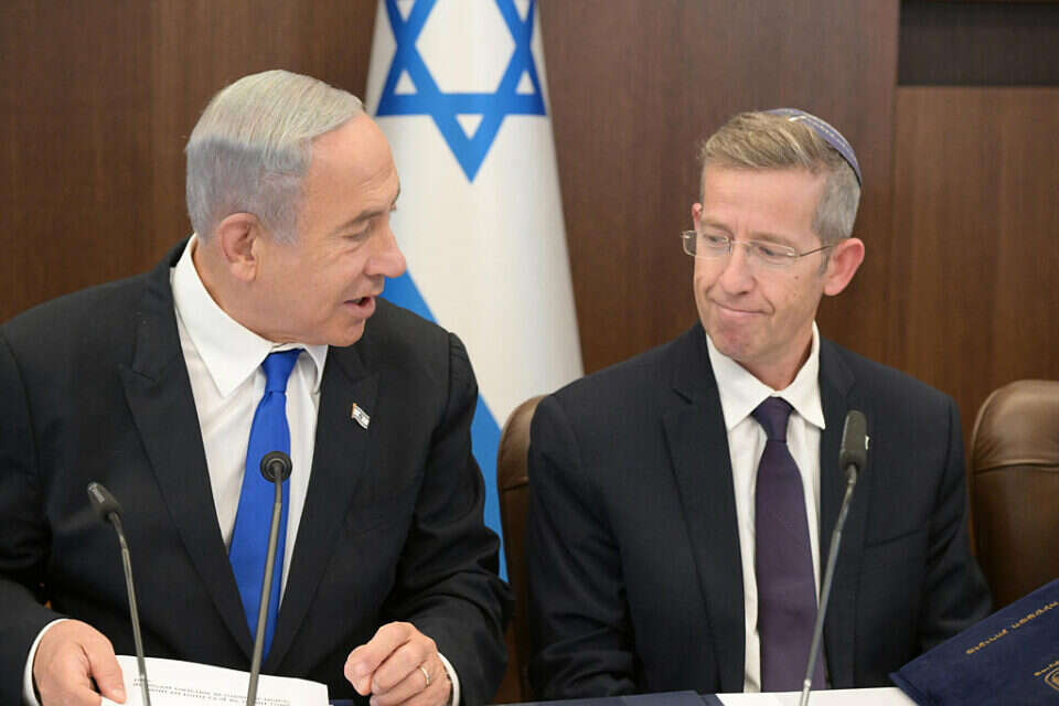 יוסי פוקס לצד ראש הממשלה נתניהו בישיבת הממשלה , עמוס בן גרשום לע"מ