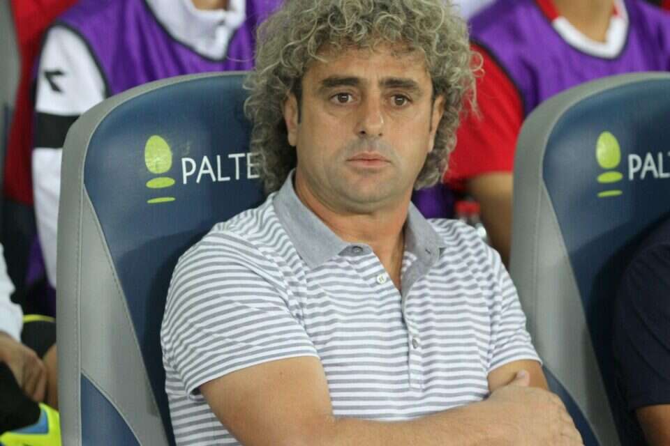 עטר. למרות שלשחקנים יש בטן מלאה, הוא לא משנה את התנהלותו // יוסי שקל // עטר. למרות שלשחקנים יש בטן מלאה, הוא לא משנה את התנהלותו ,