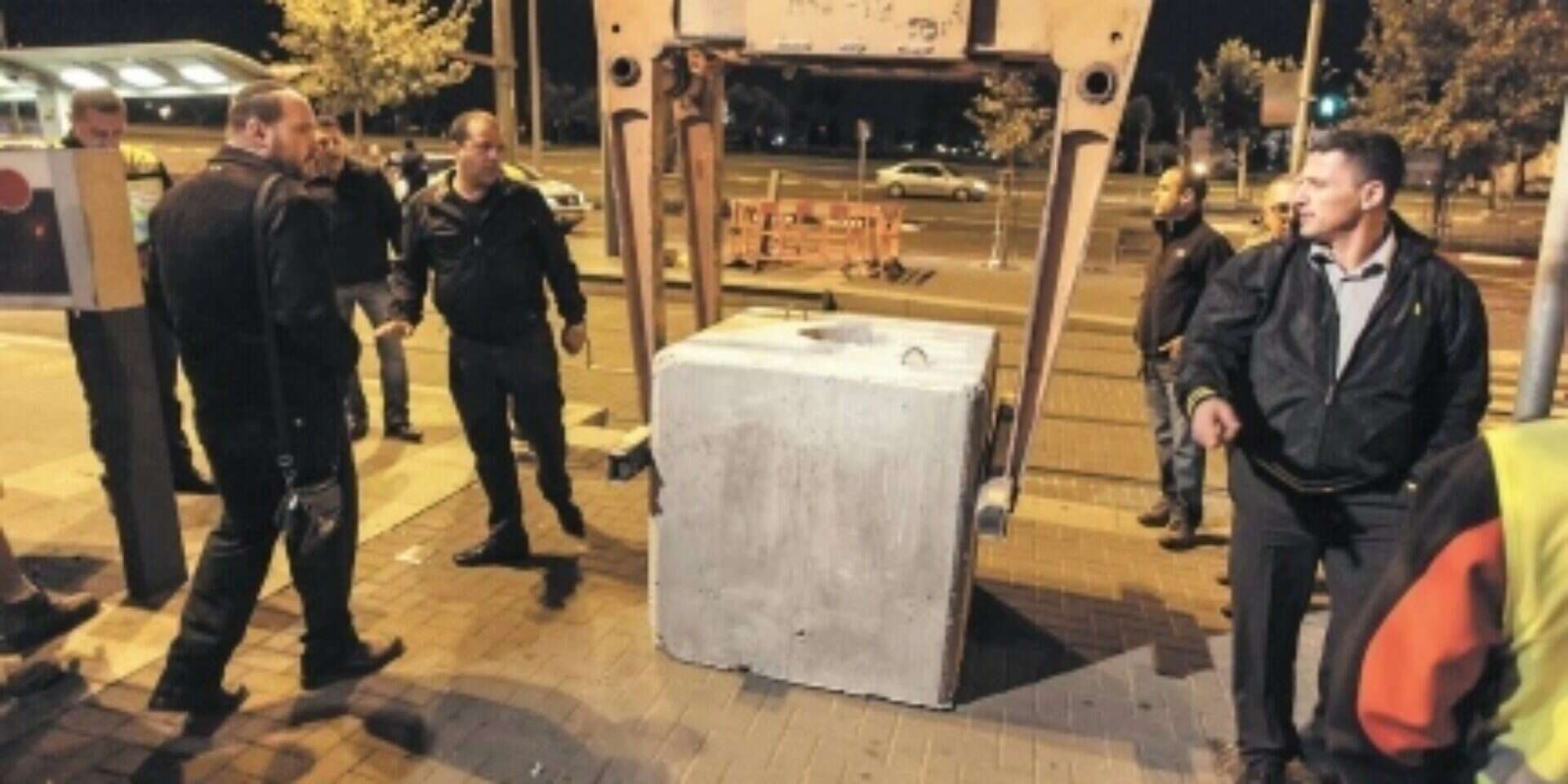 צילום: Uri Lenz // A concrete barrier in placed at a Jerusalem light rail station on Wednesday evening ,
