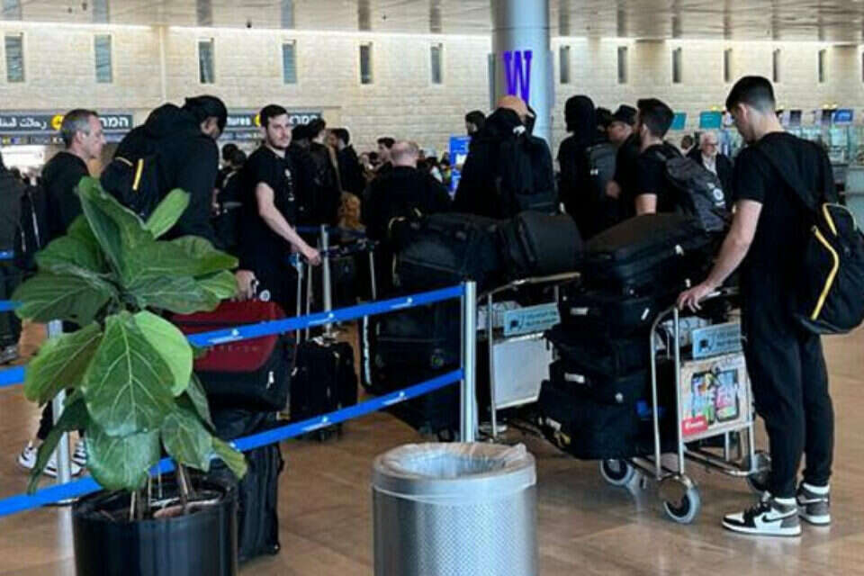 שחקני מכבי תל אביב בנתב"ג. הקדימו לבוא , שמעון יעיש