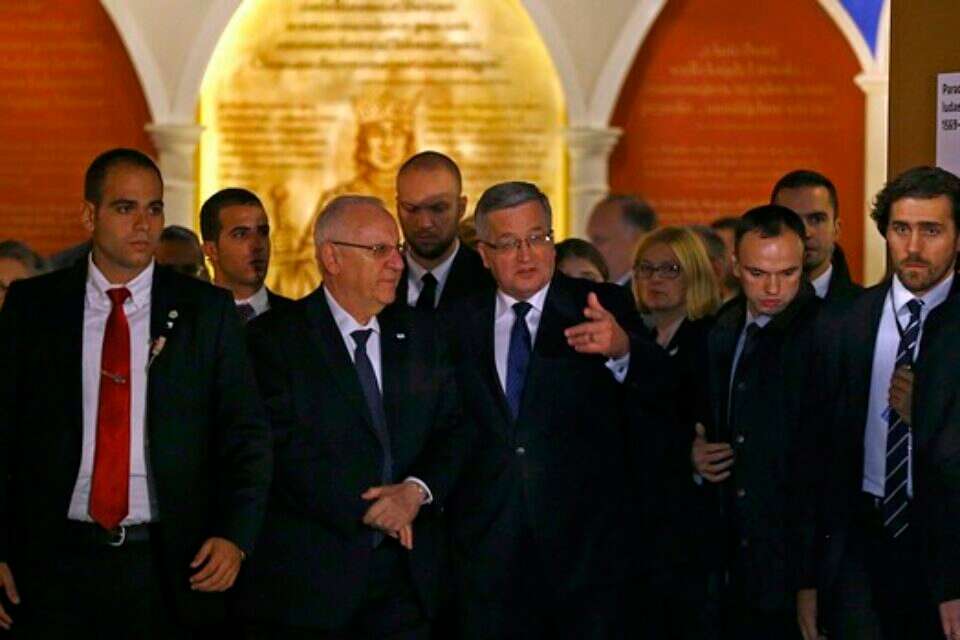 שני המנהיגים מסיירים במוזיאון בוורשה // צילום: רויטרס // שני המנהיגים מסיירים במוזיאון בוורשה ,