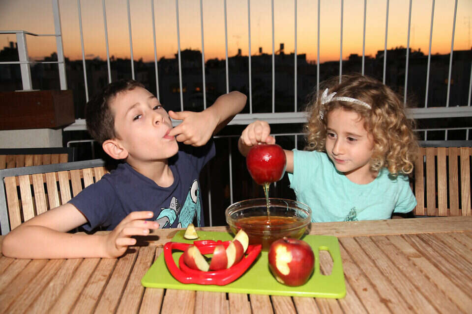 ענבר ותומר וייס בחזרה גנרלית // צילום: גדעון מרקוביץ' // מתוקים כדבש. ענבר ותומר וייס בחזרה גנרלית לקראת ארוחת החג ומתאמנים בטבילת תפוח בדבש ,