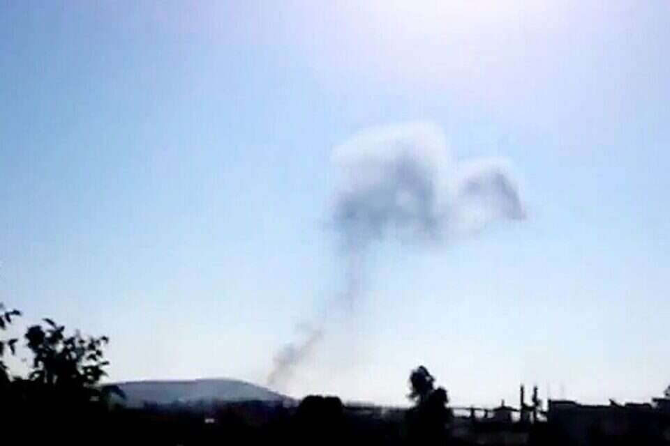 עשן מיתמר - כנראה ממקום הפגיעה של המטוס בקרקע , 