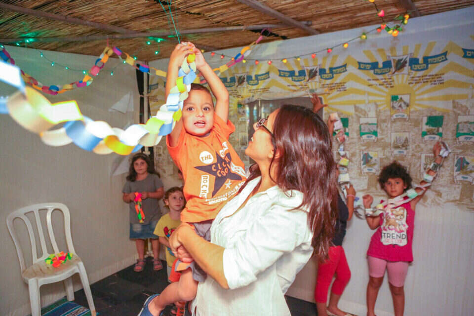 מקשטים בסוכה, אתמול בת"א // צילום: יהושע יוסף // מקשטים בסוכה, אתמול בת"א ,