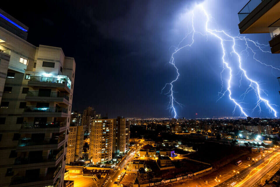 הברקה של הטבע. סופות ברקים הוסיפו נופך מיסטי לחג והאירו את השמיים ברחבי הארץ. בתמונה: ברקים בפתח תקווה // הברקה של הטבע. סופות ברקים הוסיפו נופך מיסטי לחג והאירו את השמיים ברחבי הארץ. בתמונה: ברקים בפתח תקווה ,