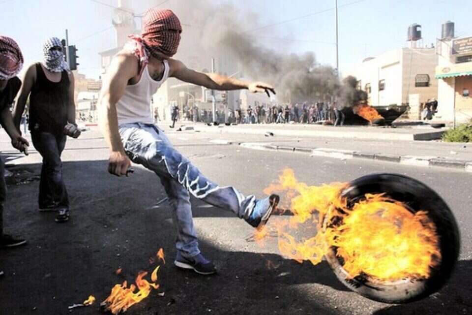 לאתר את היד הנעלמה המדריכה את יוזמי המהומות. פלשתיני בשועפט // צילום: רויטרס // לאתר את היד הנעלמה המדריכה את יוזמי המהומות. פלשתיני בשועפט ,