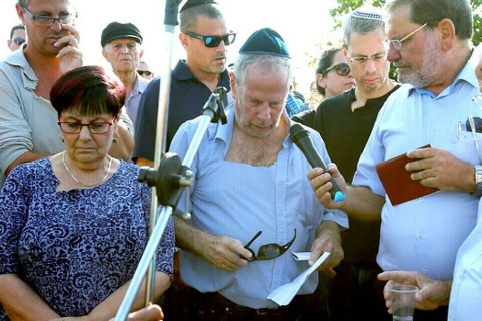 האב, עדי, מעל לקבר הטרי ,
