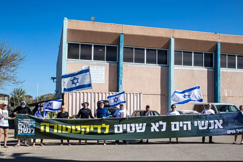 אנשי השייטת נגד השר גלנט במחאה על הרפורמה המשפטית , שרון שחר