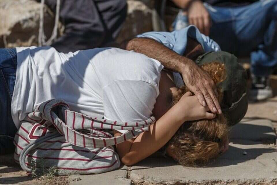 אזרחים תופסים מחסה בנתיבות // צילום: אנצ'ו גוש ג'יני // אזרחים תופסים מחסה בנתיבות ,
