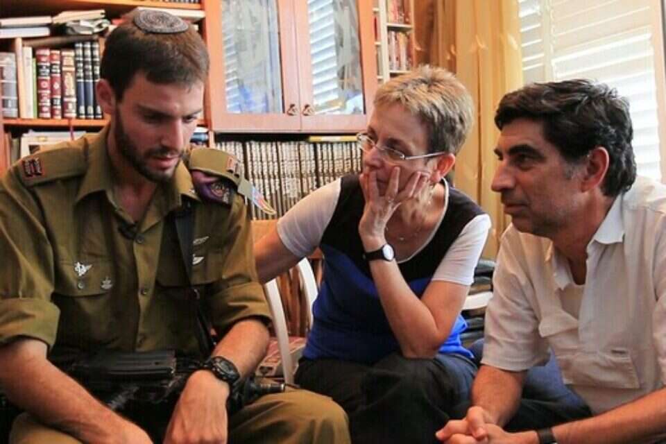 סגן איתן עם הוריו של הדר גולדין // צילום: באדיבות איתמר כהן יוקי צלמים // סגן איתן עם הוריו של הדר גולדין ,