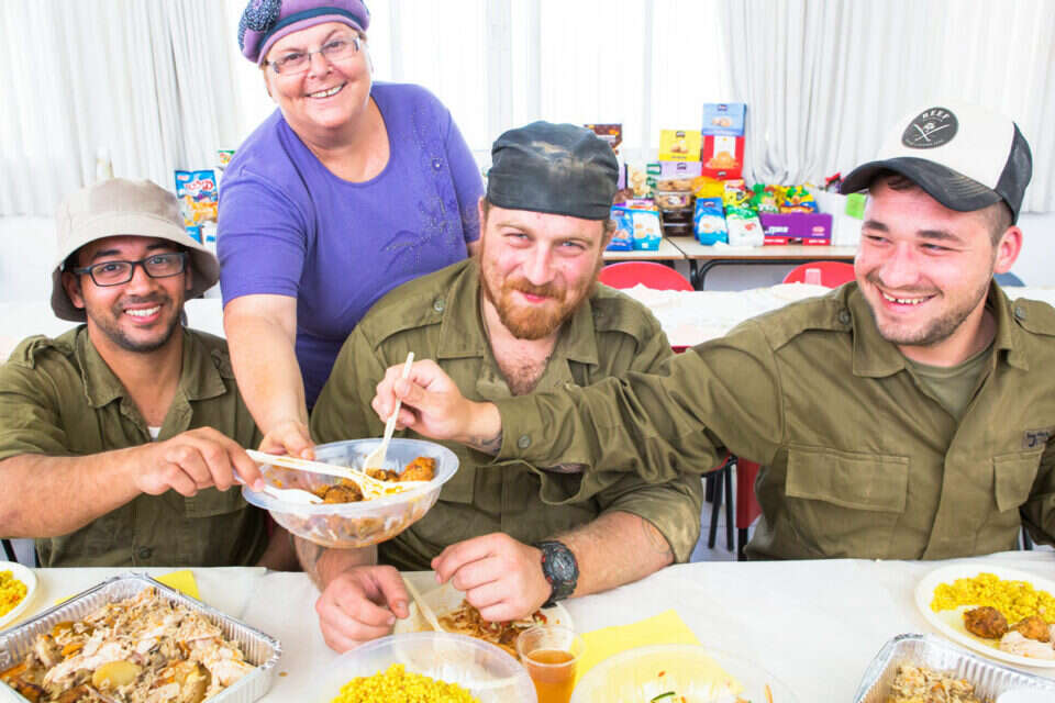 יהושע יוסף // עדי סלימי עם חיילים בכפר מימון. "הם שומרים עלינו ואנחנו עליהם" ,