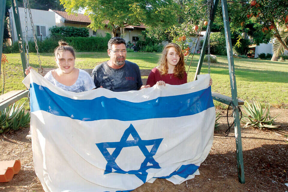 צילום: דודו גרינשפן  // חוסן נפשי. עופר ליברמן ובנותיו בניר עם  , 