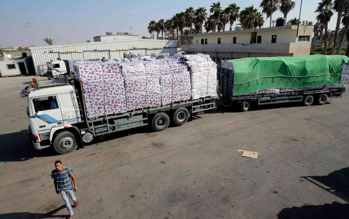 משאיות עם סיוע הומניטרי במעבר כרם שלום (ארכיון) , רויטרס