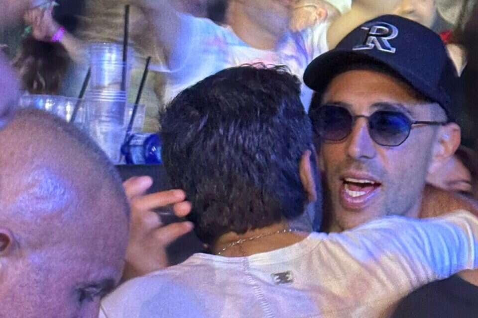 ערן זהבי חוגג ביומהולדת של אחיו ,