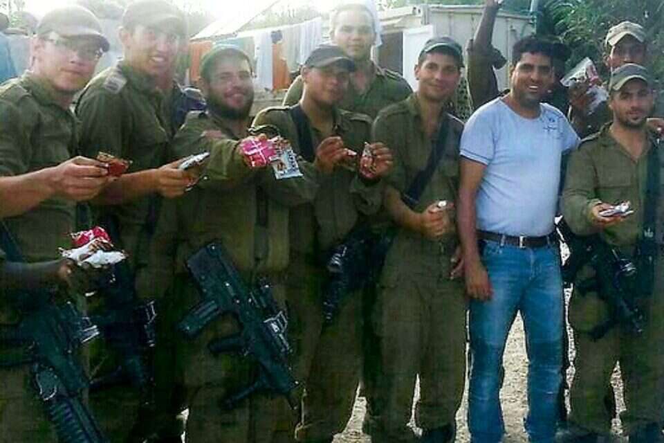 חנין עם החיילים ליד עזה, דקות לפני מותו ,