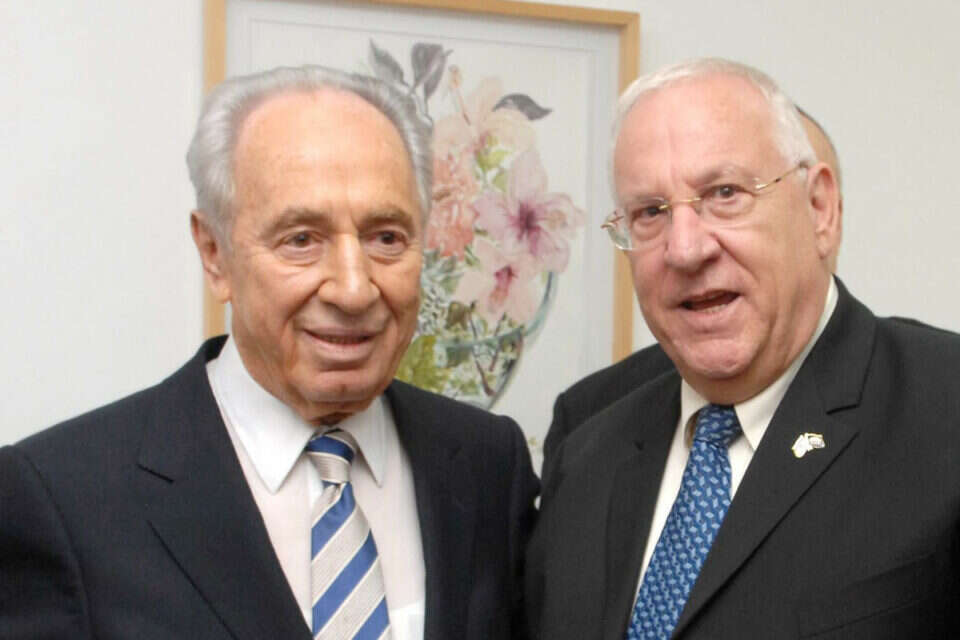 זה שבא וזה שהולך. ריבלין עם פרס  //  צילום: לע"מ // זה שבא וזה שהולך. ריבלין עם פרס , 