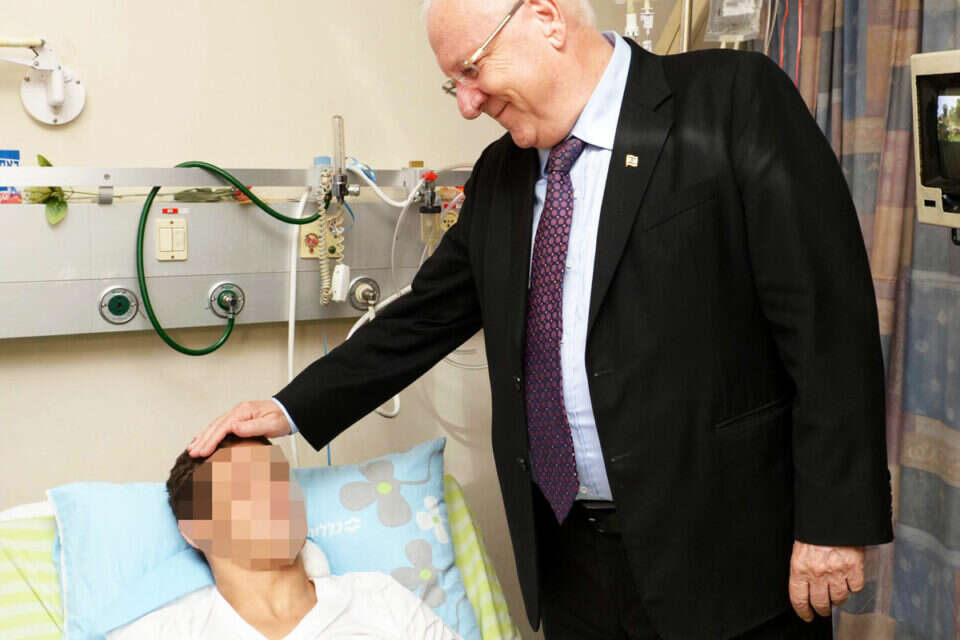 הנשיא ריבלין מעודד חייל, אתמול בביה"ח סורוקה // צילום: מארק ניימן/לע"מ // הנשיא ריבלין מעודד חייל, אתמול בביה"ח סורוקה ,
