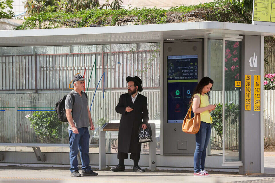 נוסעים בתחנת אוטובוס (ארכיון - למצולמים אין קשר לידיעה) , לירון מולדובן