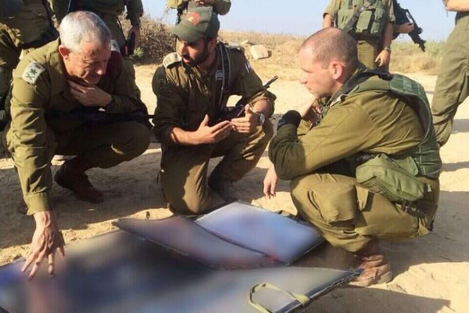 הרמטכ"ל בני גנץ עם הכוחות בצפון הרצועה, אתמול // צילום: דובר צה"ל // הרמטכ"ל בני גנץ עם הכוחות בצפון הרצועה, אתמול ,