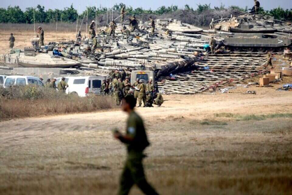תקיפה קרקעית על הפרק בכל רגע נתון // צילום: רויטרס // תקיפה קרקעית על הפרק בכל רגע נתון ,