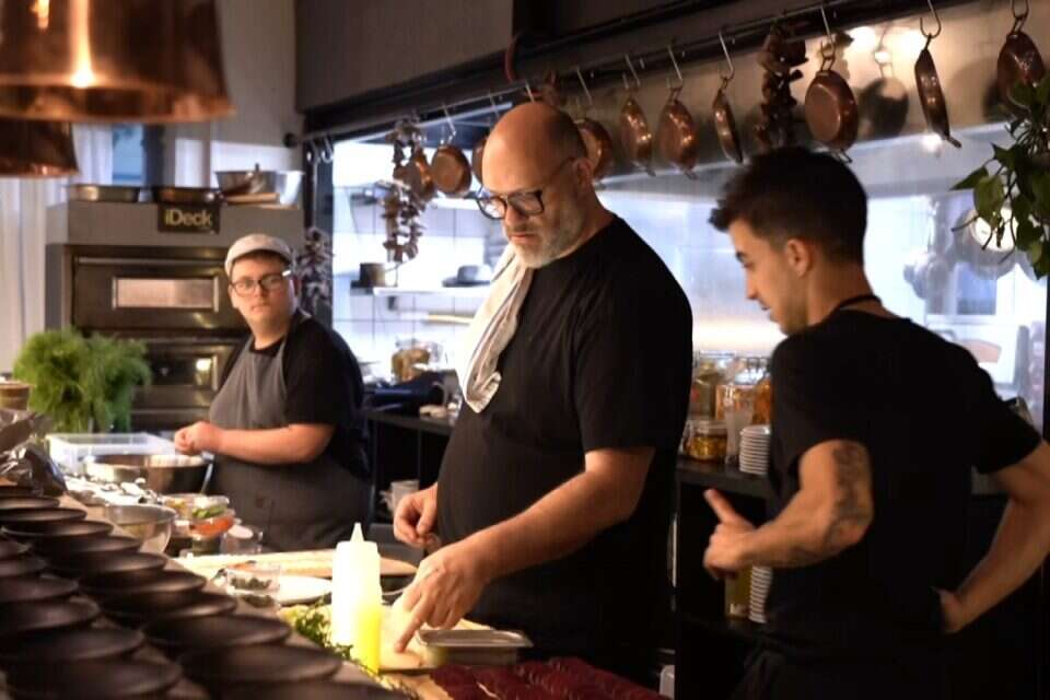 מושיק רוט ואורן אסידו במטבח מסעדת "אולה" , יח"צ