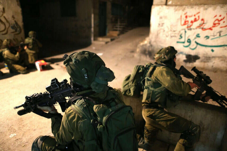 חיפושים בצל שקט מתעתע // חיפושים בצל שקט מתעתע ,