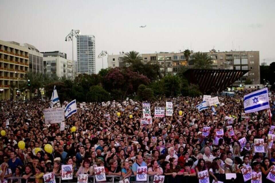 עשרות האלפים שהגיעו לתמוך במשפחות, הערב בת"א // צילום: אי.פי // עשרות האלפים שהגיעו לתמוך במשפחות, הערב בת"א ,