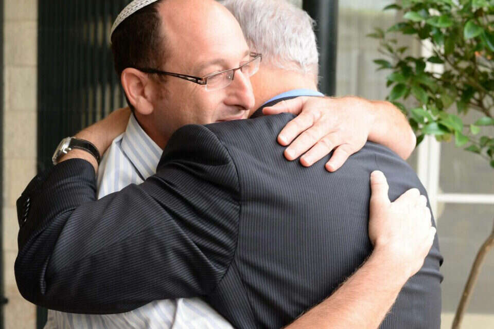 צילום: קובי גדעון, לע"מ // ראש הממשלה בחיבוק תומך לאופיר שער, אביו של גיל-עד , 