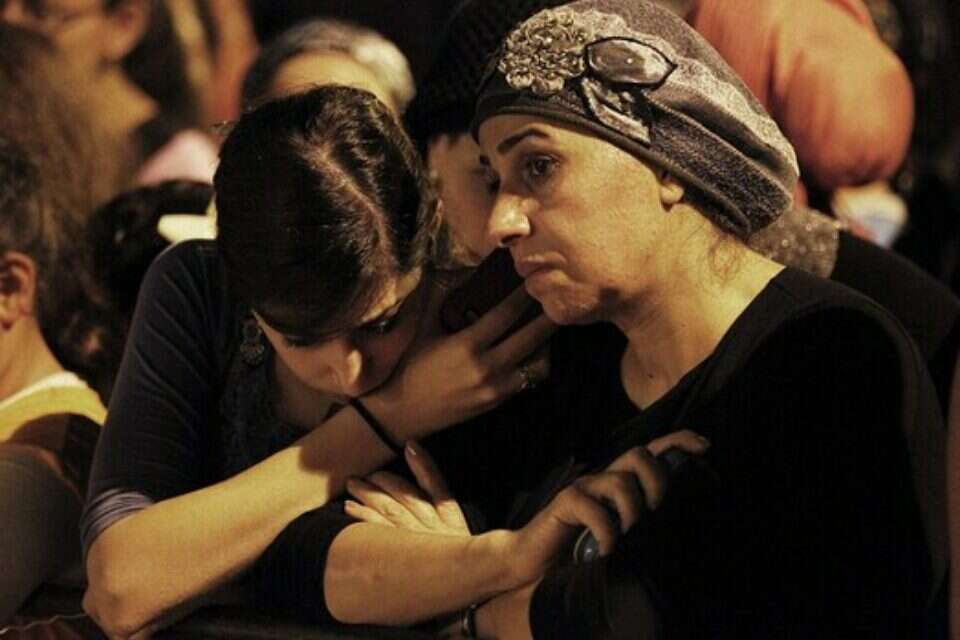 סמוך לבית משפחת יפרח באלעד // צילום: רויטרס // הלם וצער סמוך לבית משפחת יפרח באלעד ,