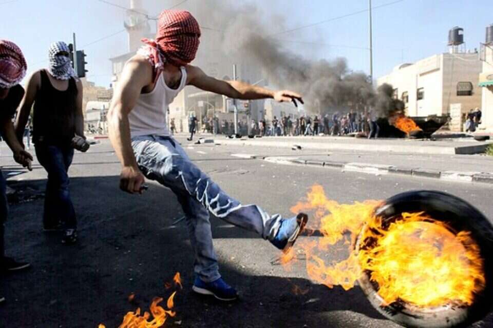 פלשתינים במהלך העימותים עם כוחות הביטחון בשועפט // צילום: רויטרס // פלשתינים במהלך העימותים עם כוחות הביטחון בשועפט ,