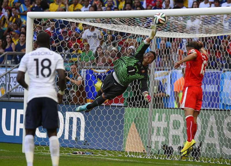 שוער שוויץ דייגו בונליו לא עוצר את השער של ג'ירו // צילום: אי.אפ.פי